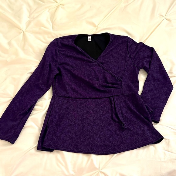 Beautiful Top - Picture 2 of 2